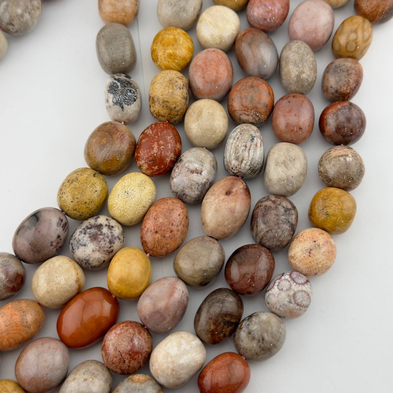 Коралл оканемелый средний размер бусин  15*18мм натуральный камень